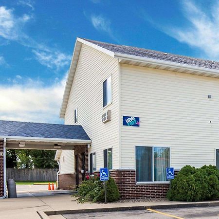 Rodeway Inn Cedar Rapids Exterior photo