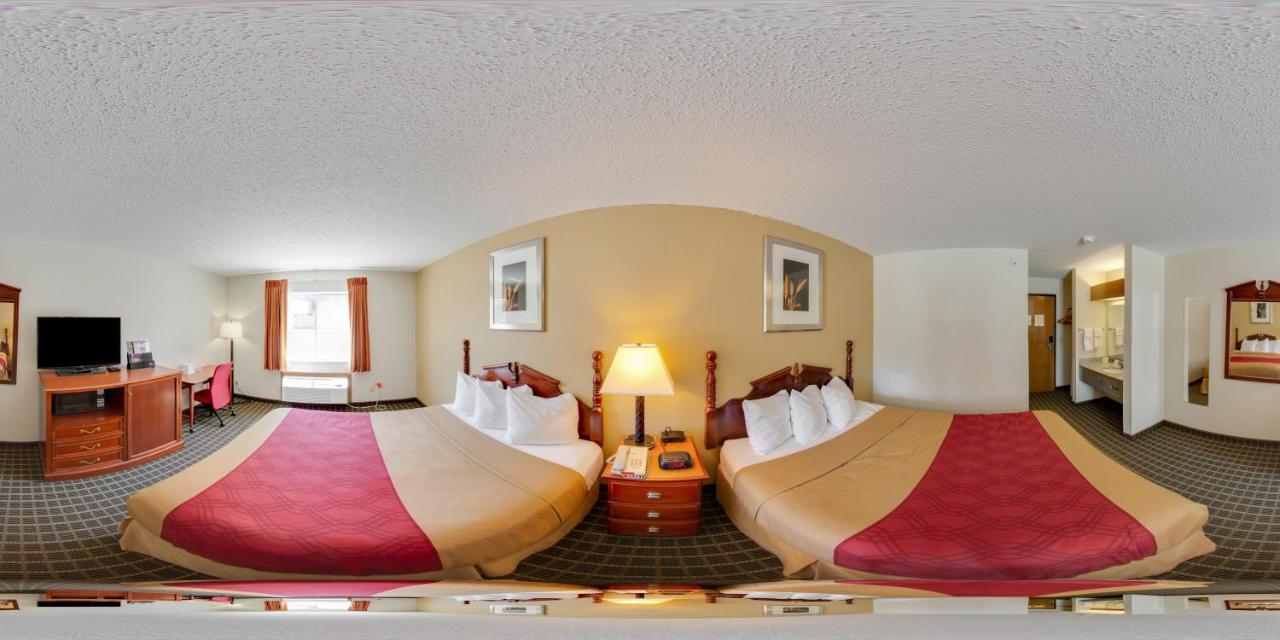 Rodeway Inn Cedar Rapids Exterior photo
