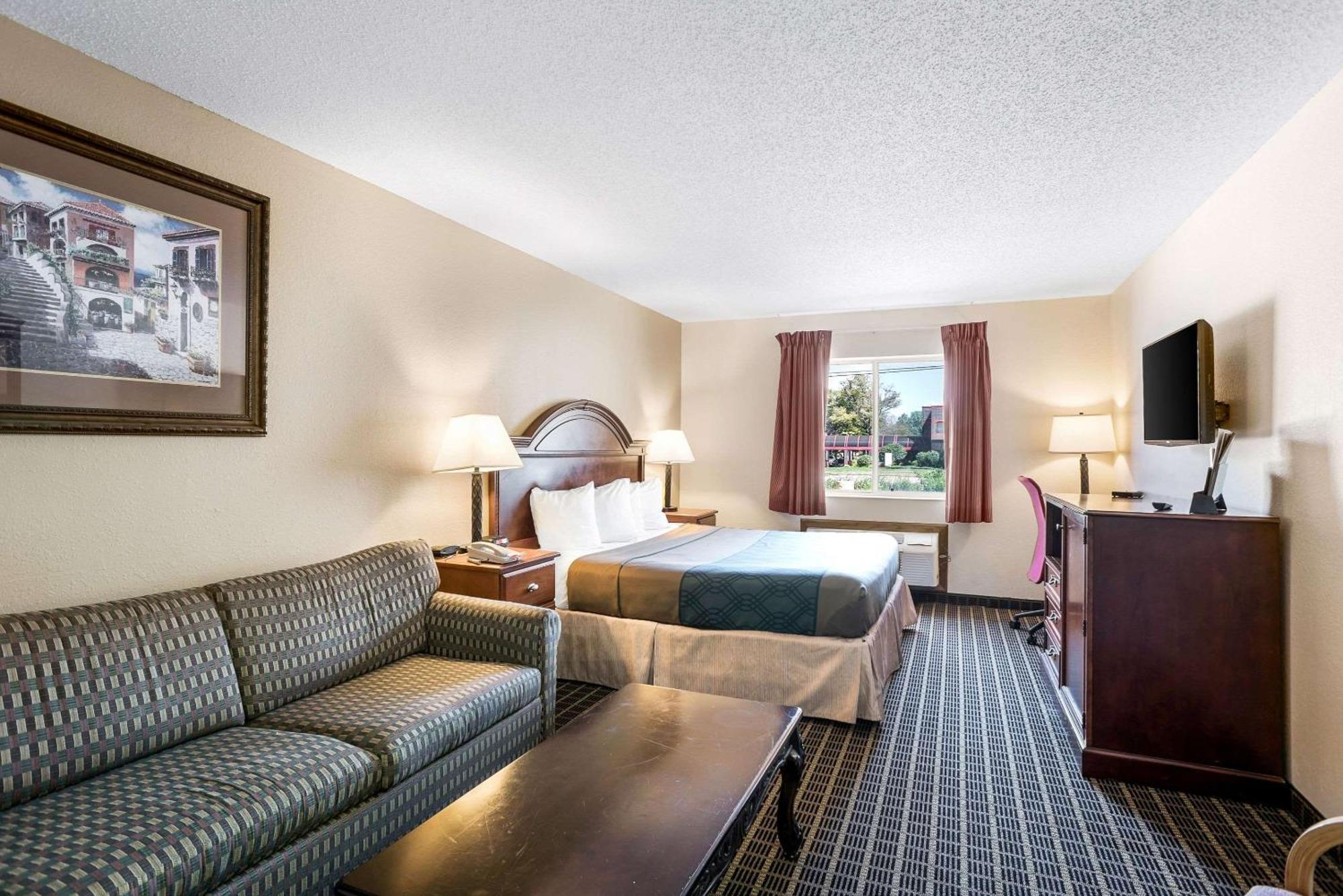 Rodeway Inn Cedar Rapids Exterior photo