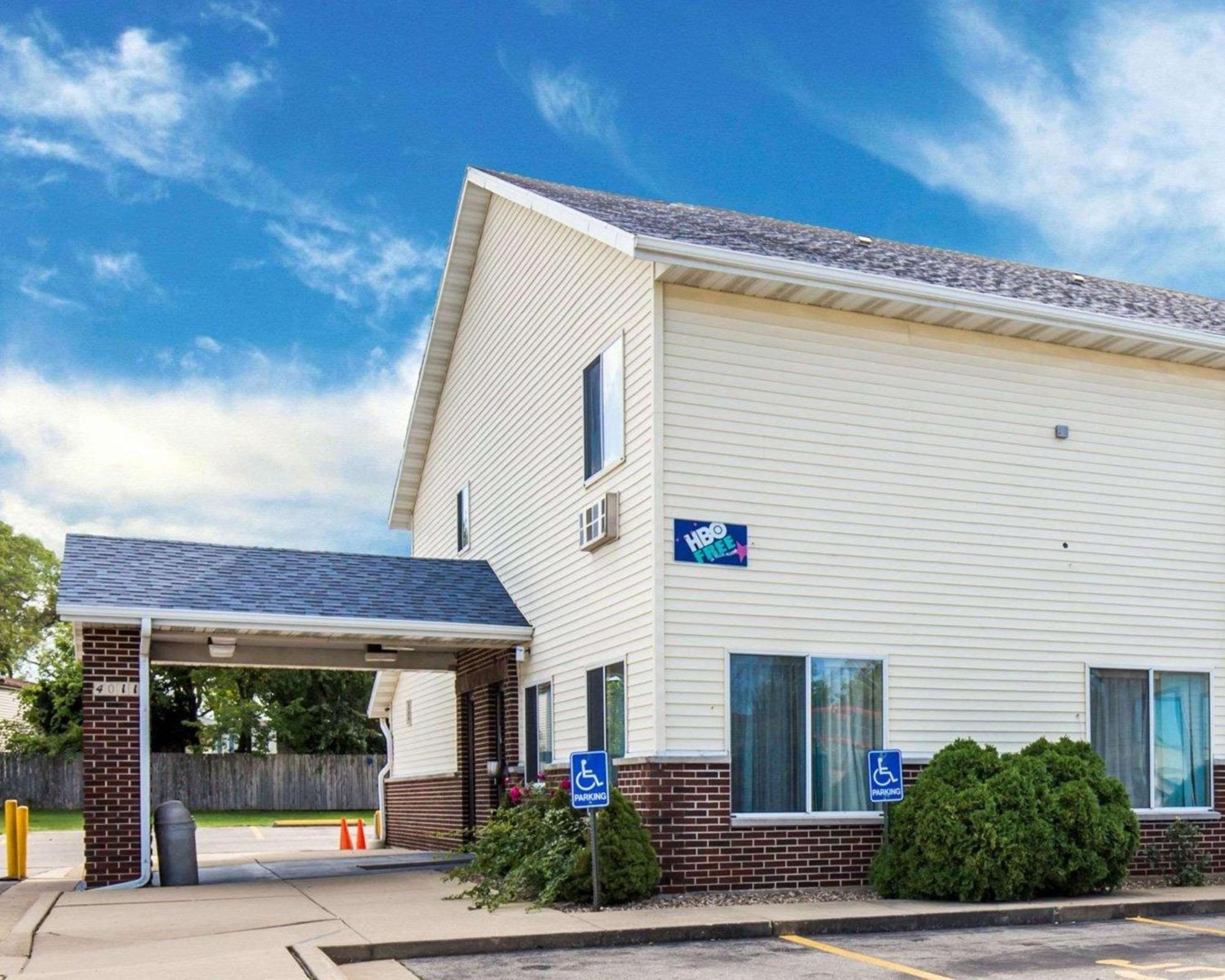 Rodeway Inn Cedar Rapids Exterior photo
