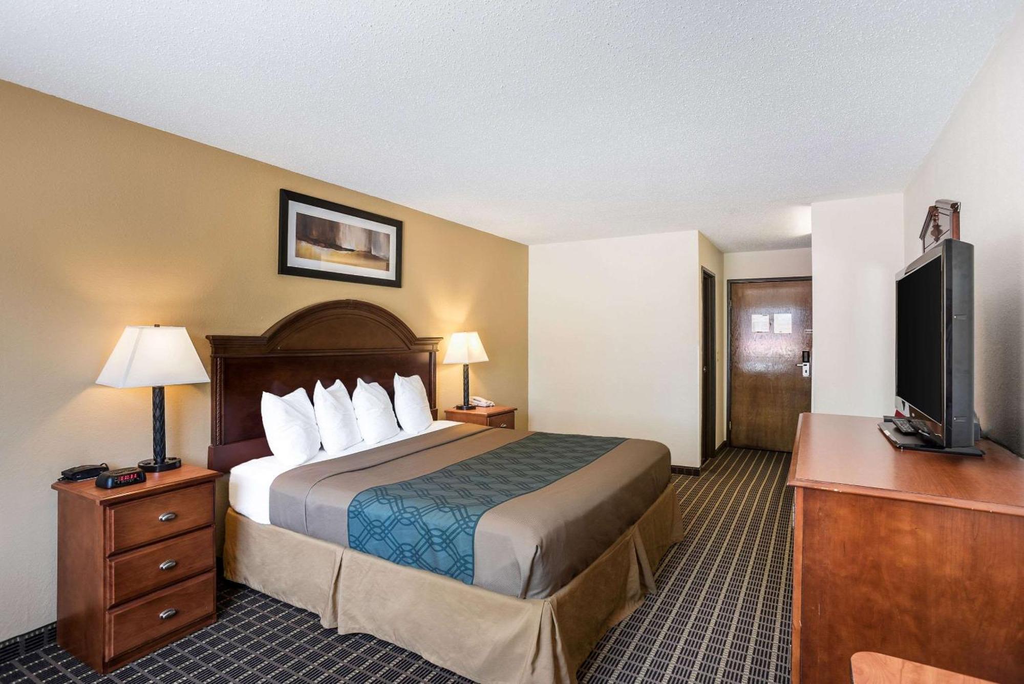Rodeway Inn Cedar Rapids Exterior photo