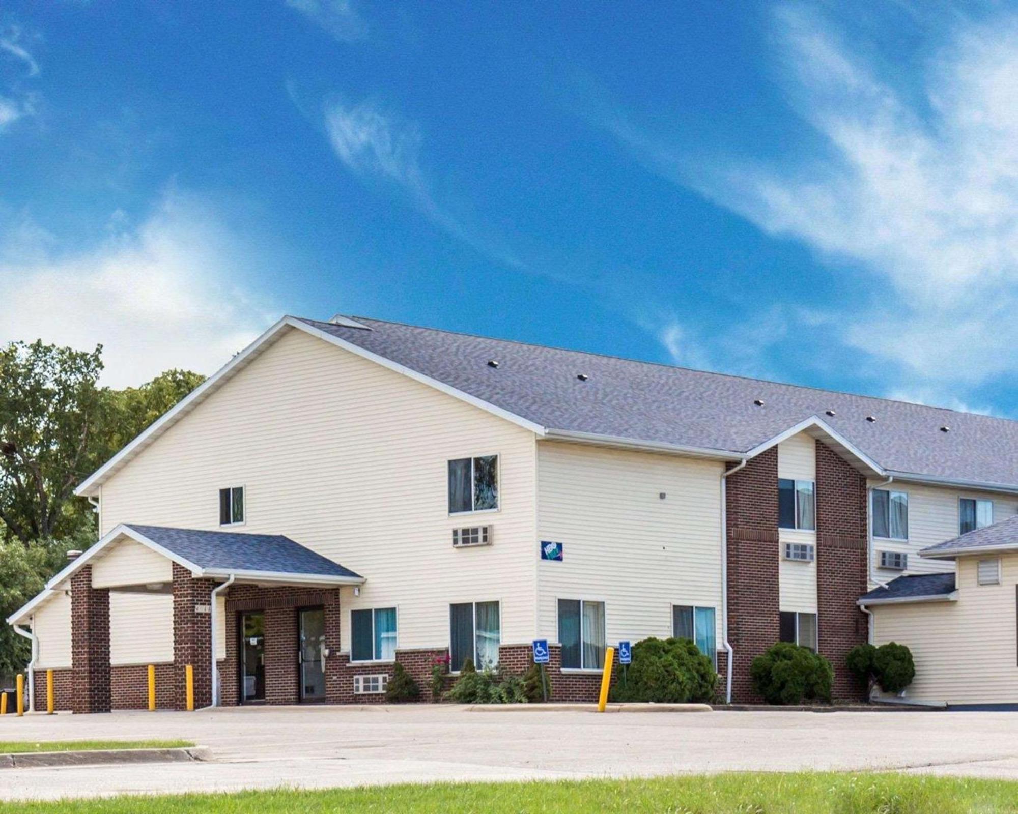 Rodeway Inn Cedar Rapids Exterior photo