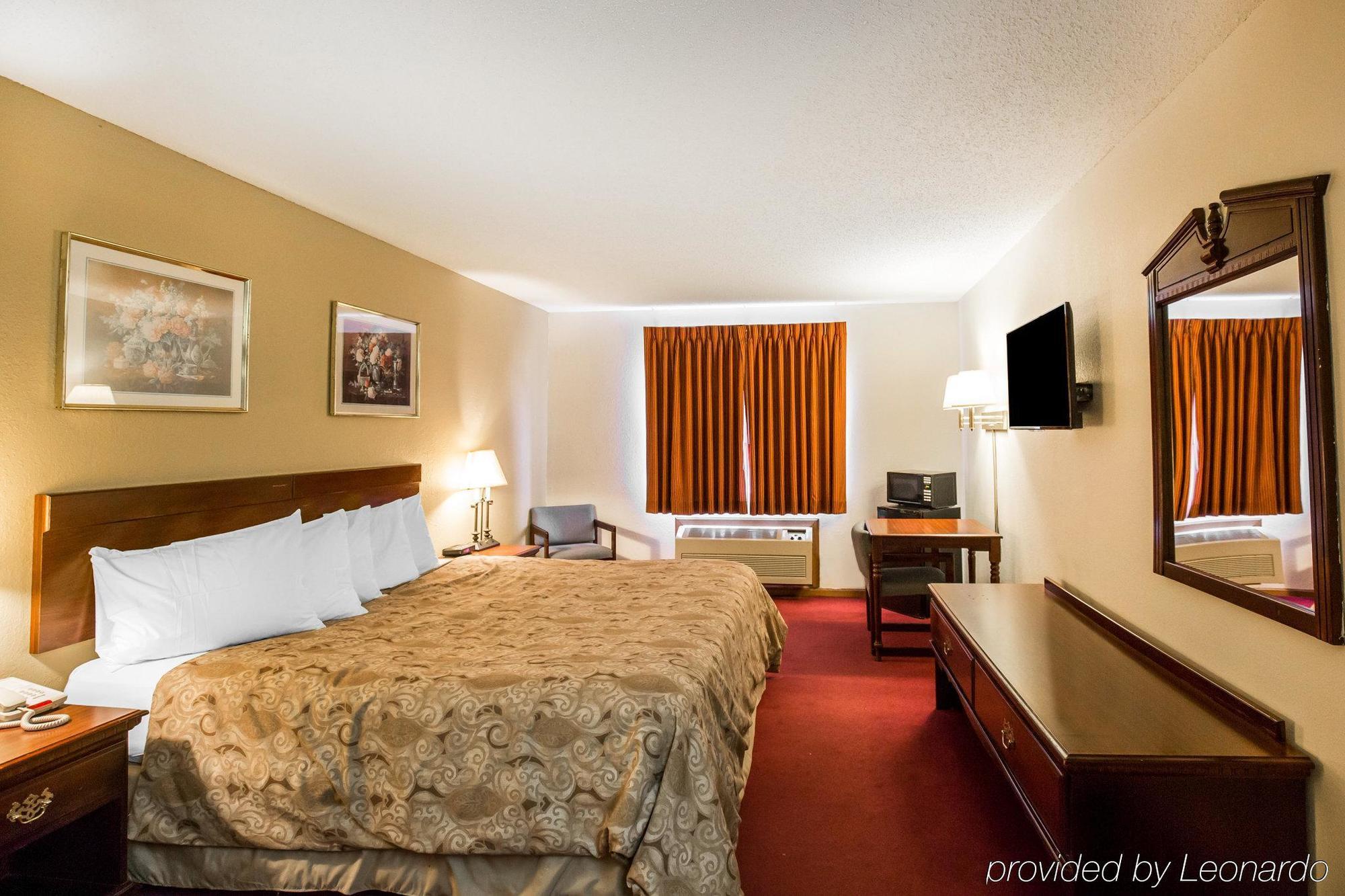 Rodeway Inn Cedar Rapids Exterior photo