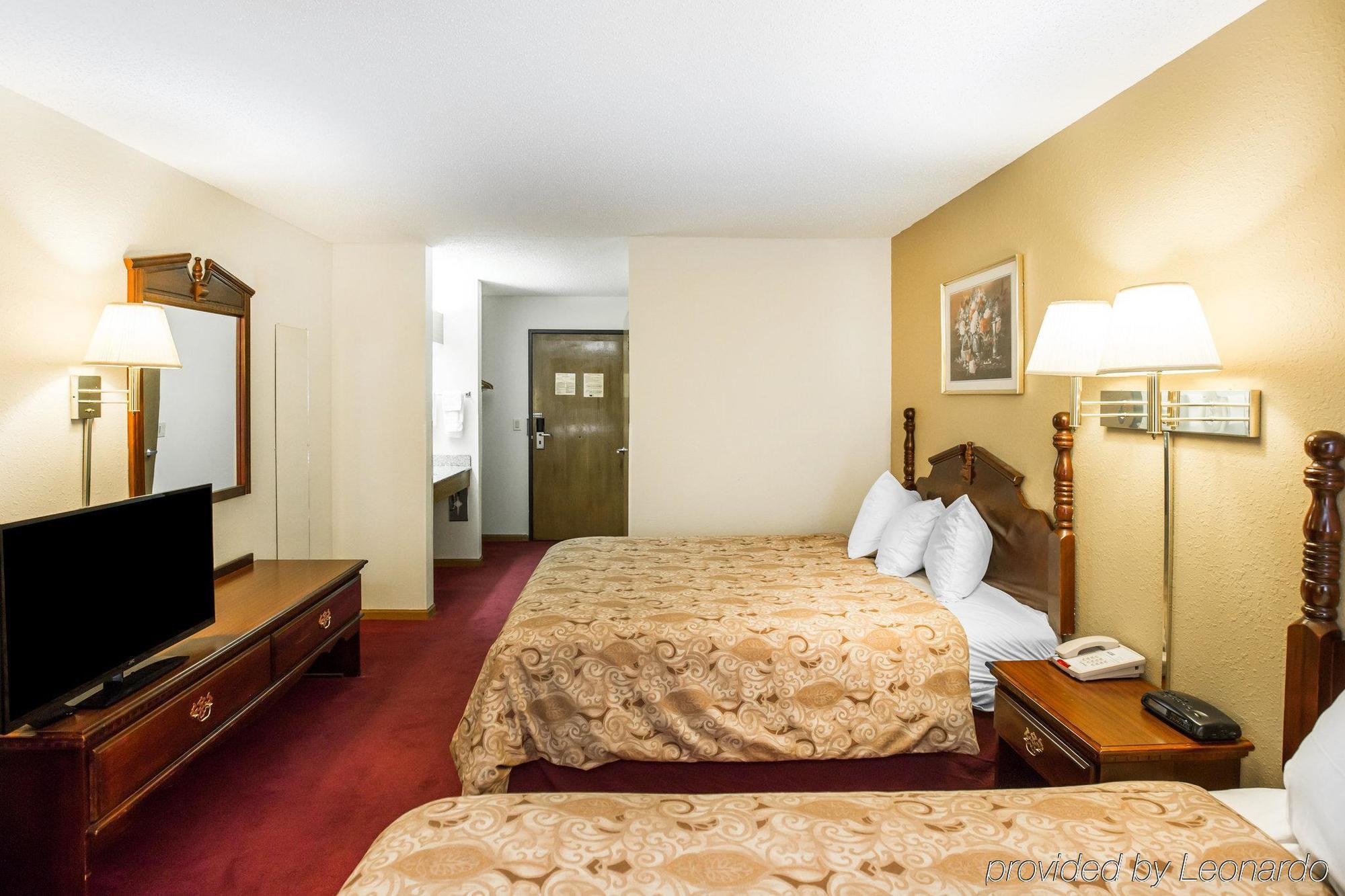 Rodeway Inn Cedar Rapids Exterior photo