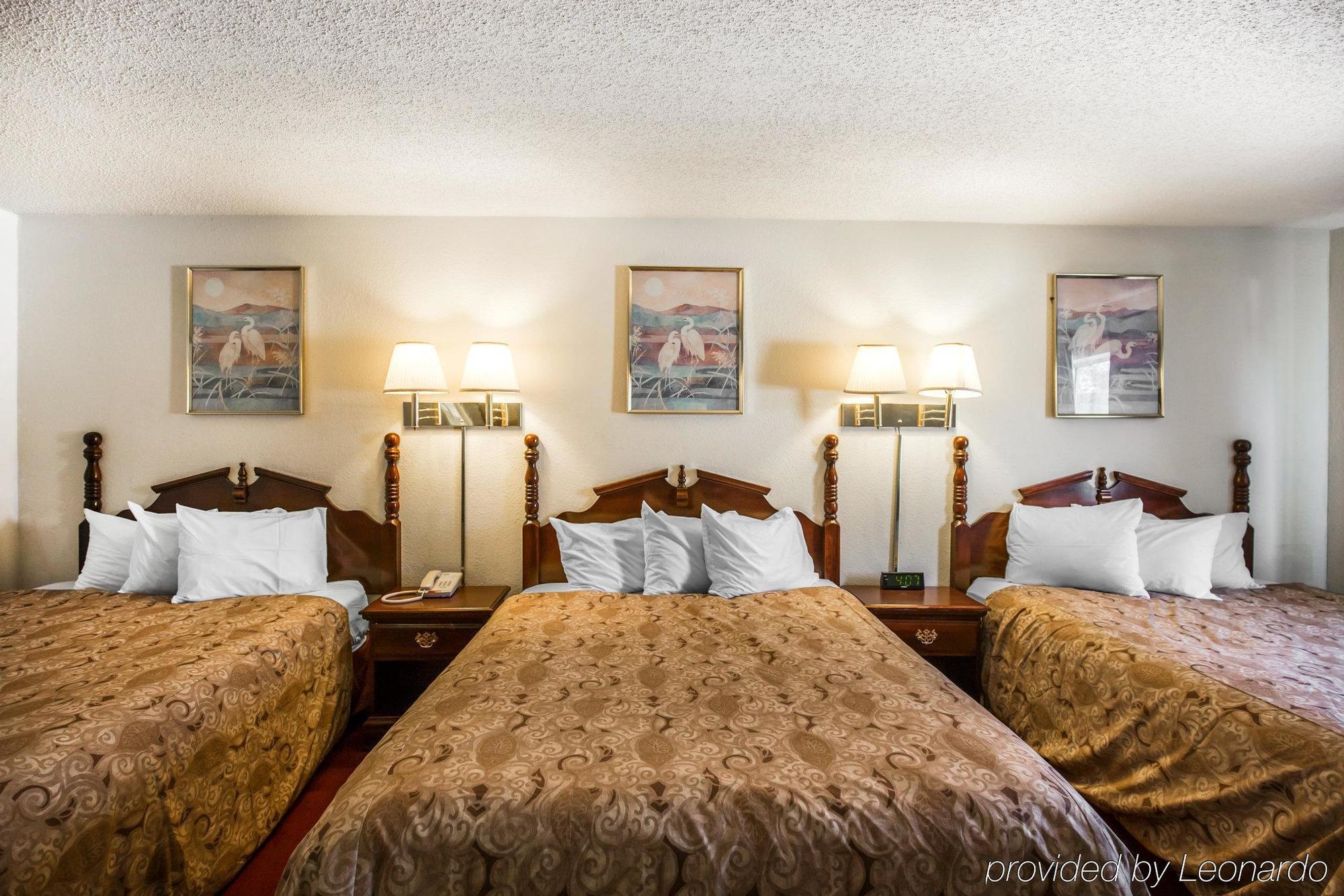 Rodeway Inn Cedar Rapids Exterior photo